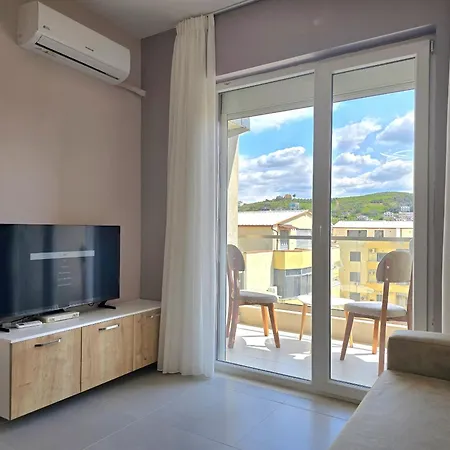 In 094 Golem (Tirana)